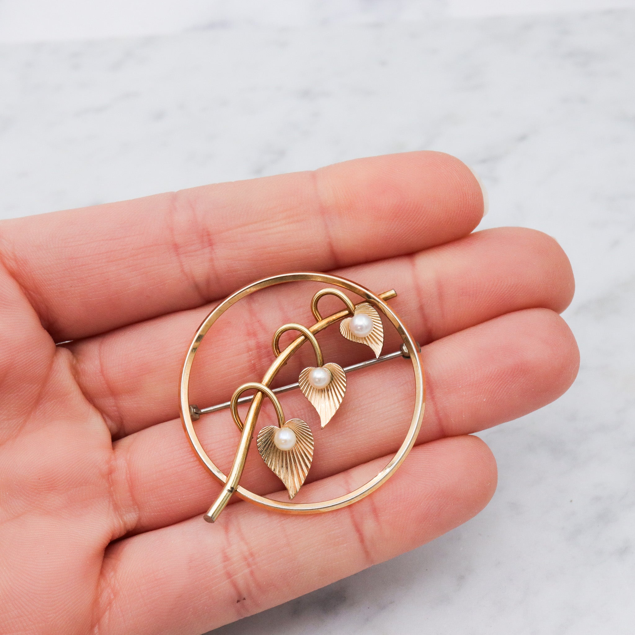 Retro Krementz gold plated circle brooch with ivy & pearls